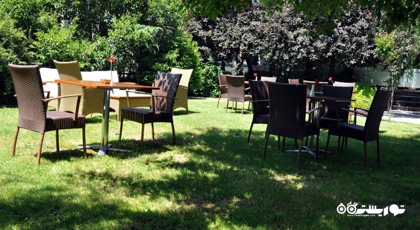 محوطه نشیمن در فضای باز